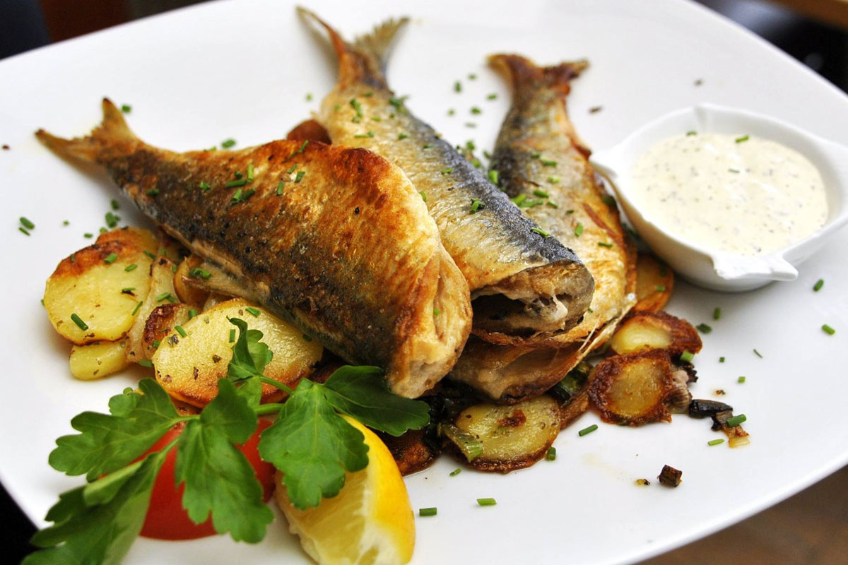 Fischgericht mit Kartoffeln und Remoulade im Bootshaus Binz.