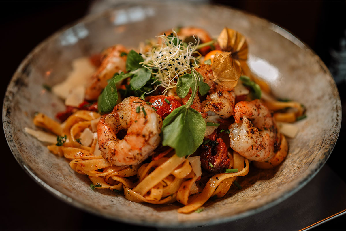 Pasta mit Garnelen, Tomaten und Kräutern im Bootshaus Binz auf Rügen – mediterrane Spezialität.